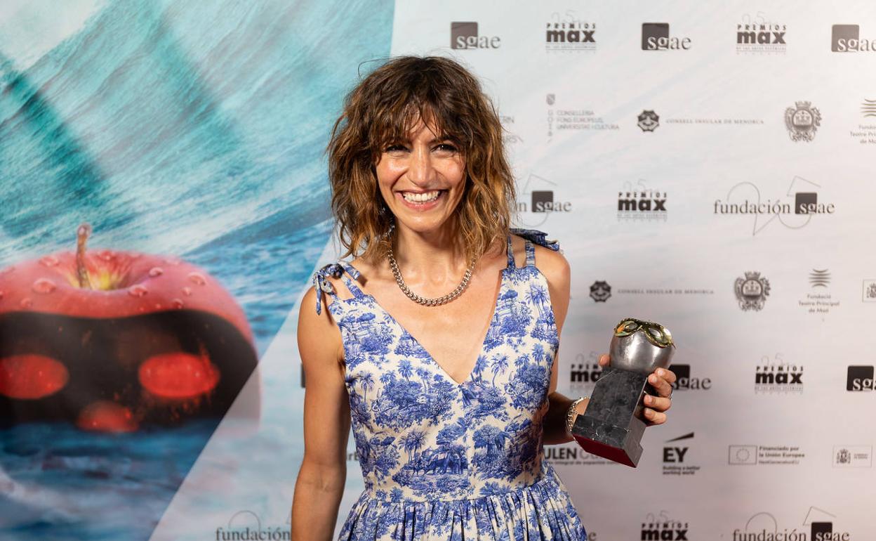 Sandra Ferrús muestra su estatuilla como autora revelación en los Max. 