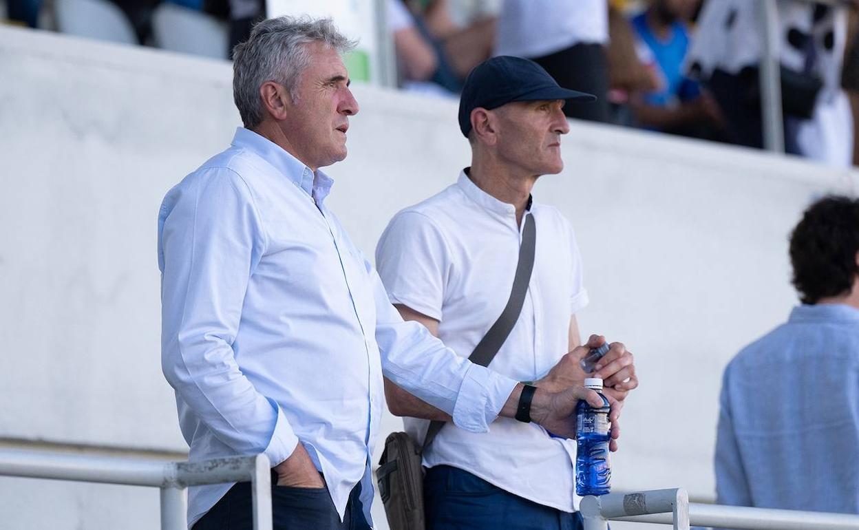 El director deportivo del Athletic femenino, Joseba Agirre (izq.) junto a Juan Luis Fuentes, encargado de la captación y metodología. 