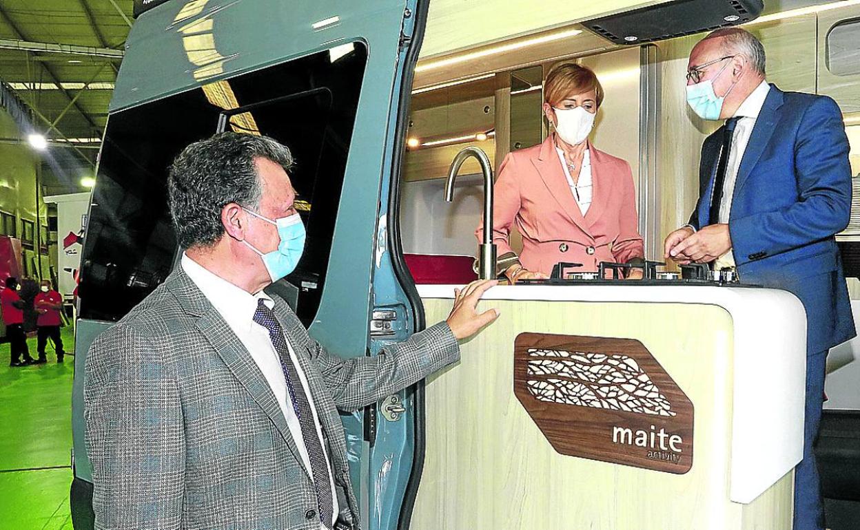 Arantxa Tapia, Ramiro González y Emilio Titos, en el transcurso de un acto de Mercedes. 