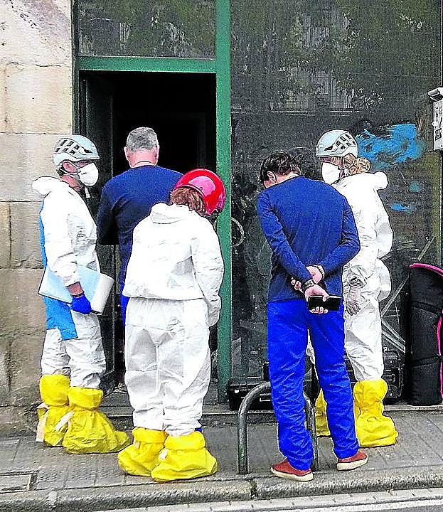 Agentes de la Policía Científica, el lunes en la inspección. 