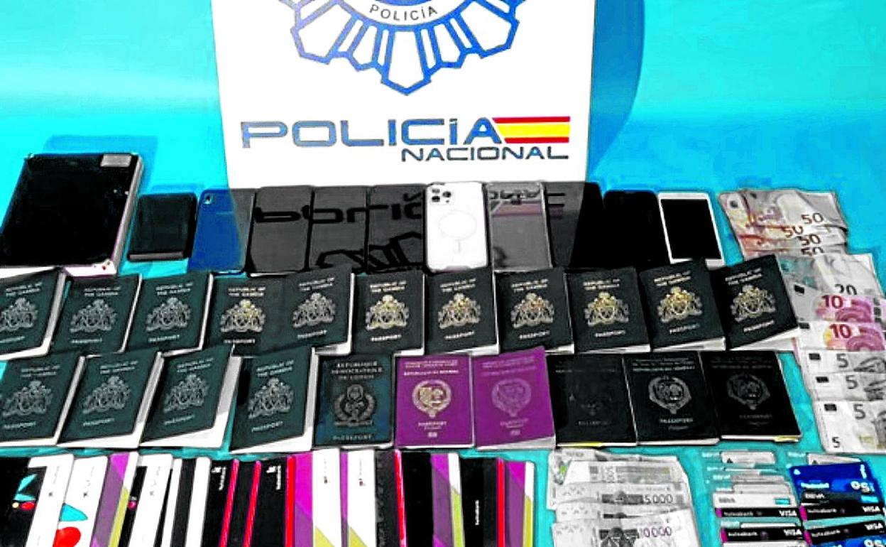 En los registros domiciliarios a los detenidos, la Policía Nacional se incautó de 22 pasaportes falsificados, 16 libretas bancarias y 17 'visas'. 