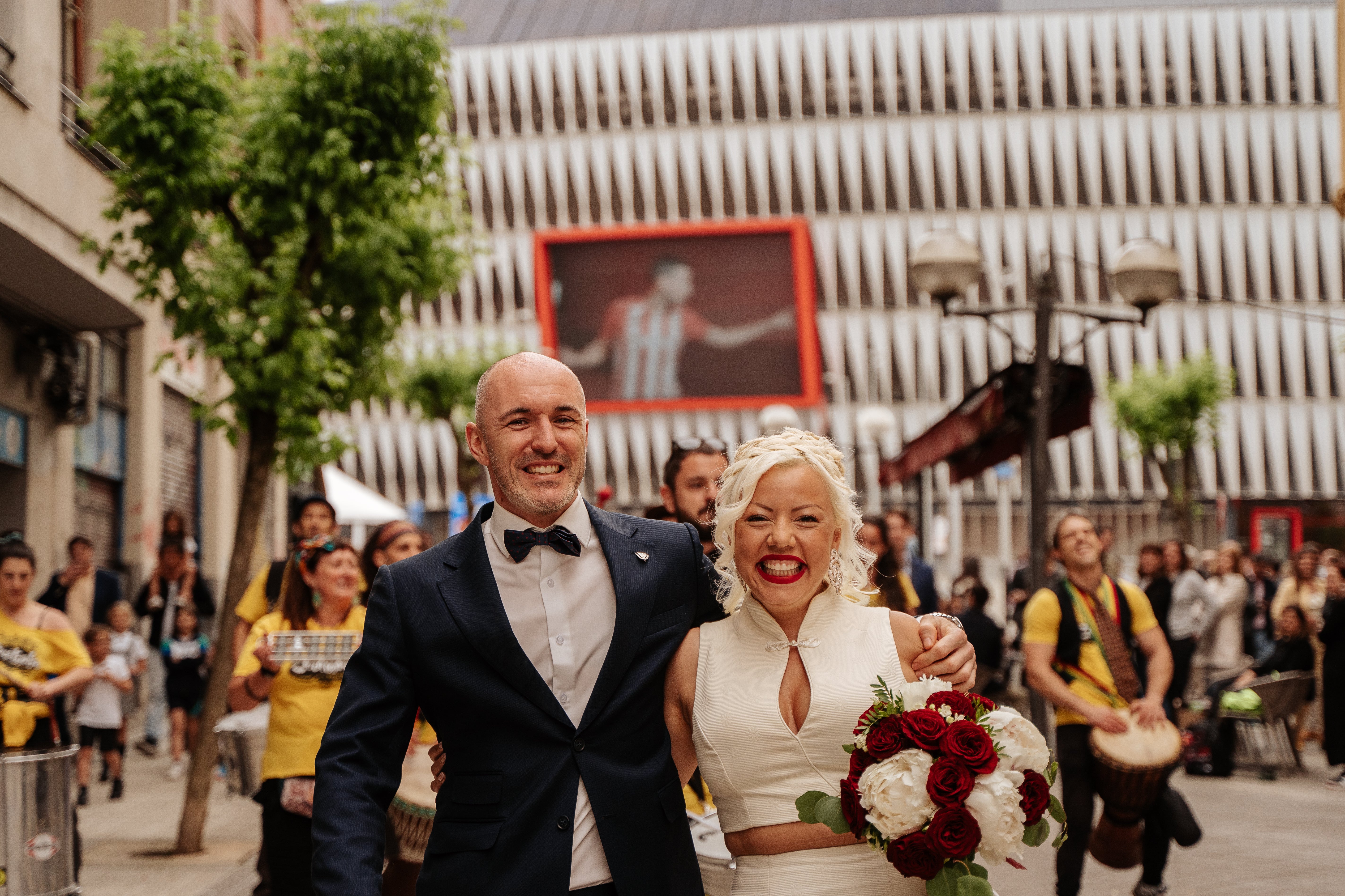 Fotos: La boda de Elisa y Beñat: un vestido de novia de Koopera y el tranvía de Bilbao alquilado para invitados