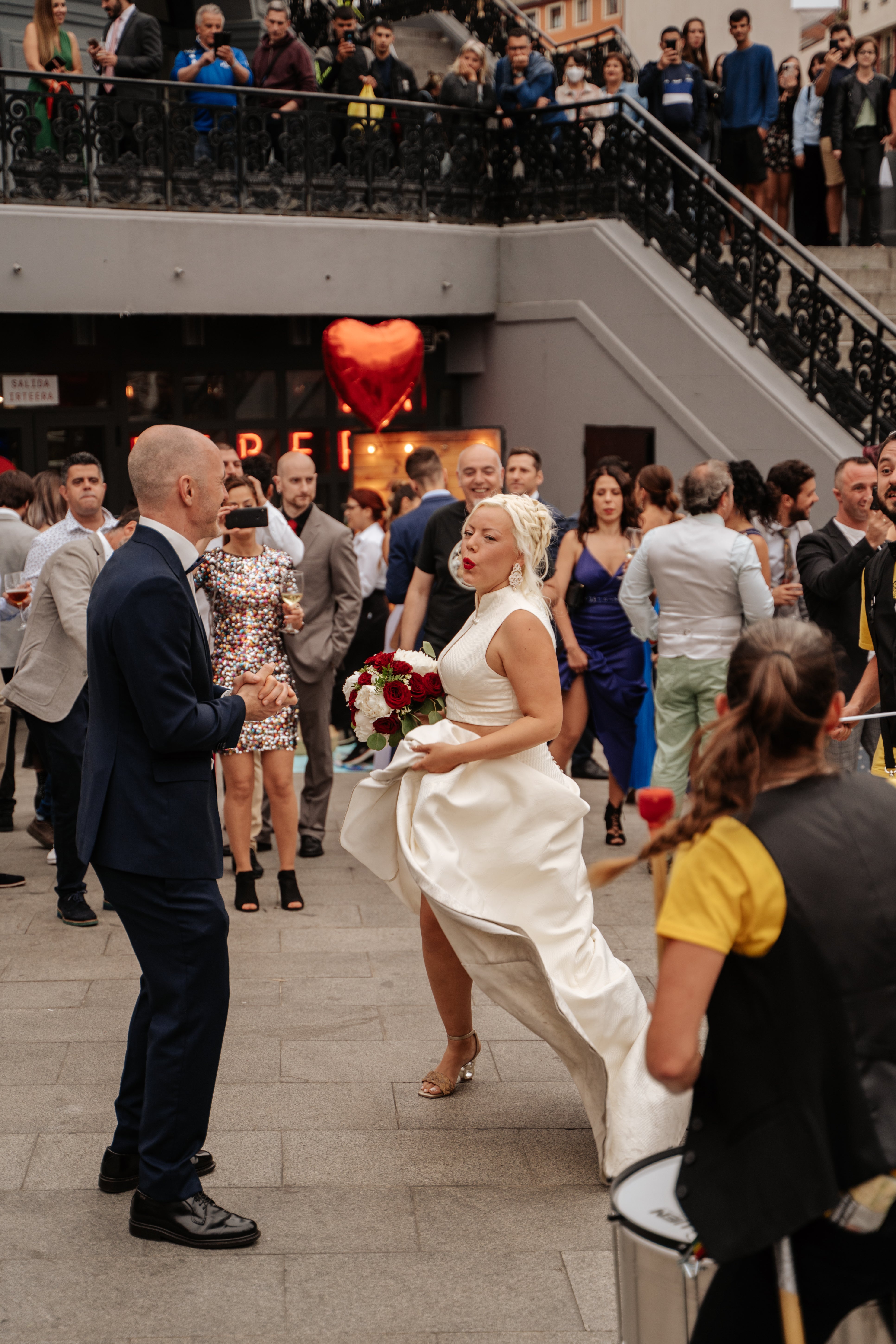 Fotos: La boda de Elisa y Beñat: un vestido de novia de Koopera y el tranvía de Bilbao alquilado para invitados