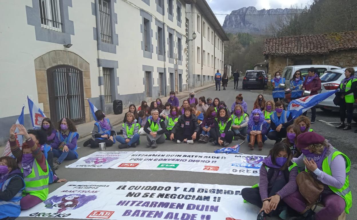 Trabajadoras en una concentración frente a la residencia de personas con discapacidad. 