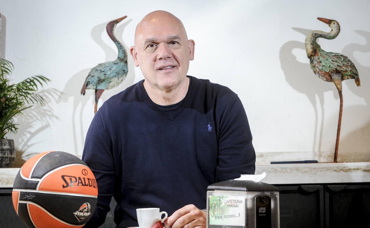 Neven Spahija posa para la entrevista con un balón de baloncesto. 