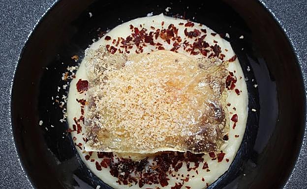 Huevo trufado con crujiente de cecina.