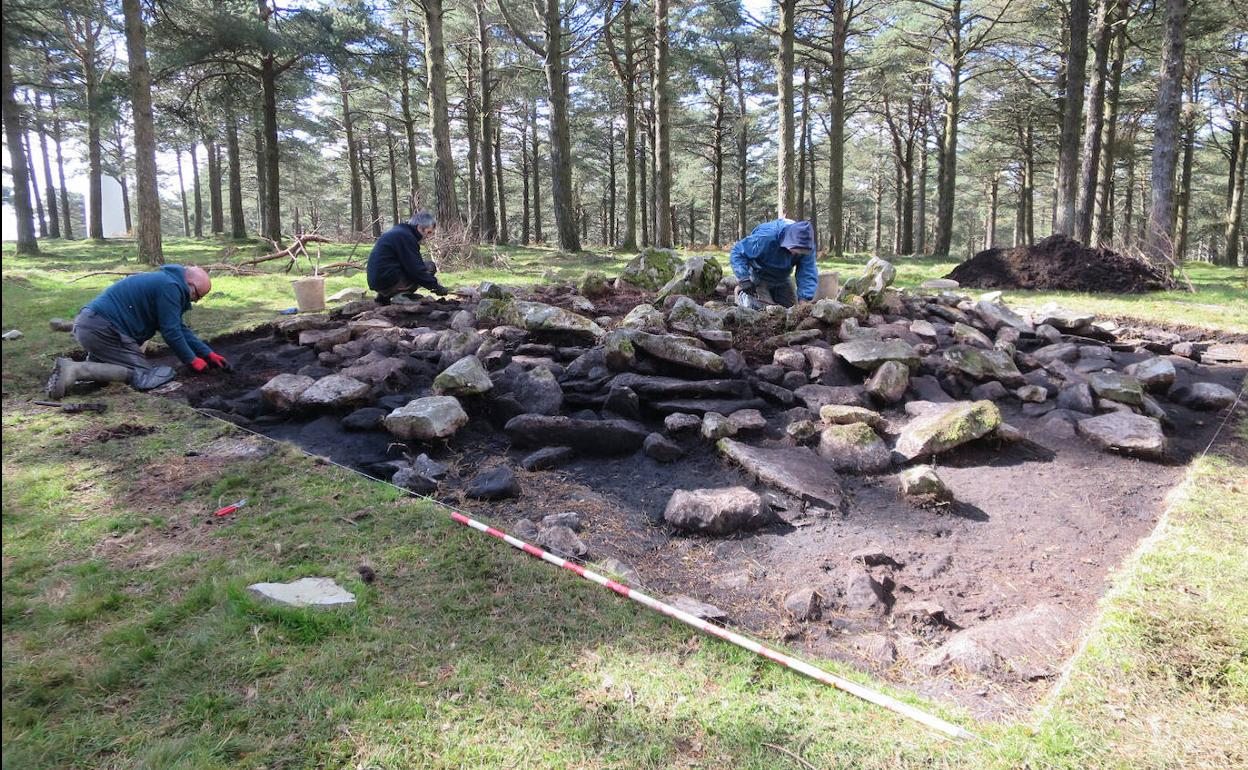 Excavan en el monte Oiz los primeros crómlech identificados en Bizkaia