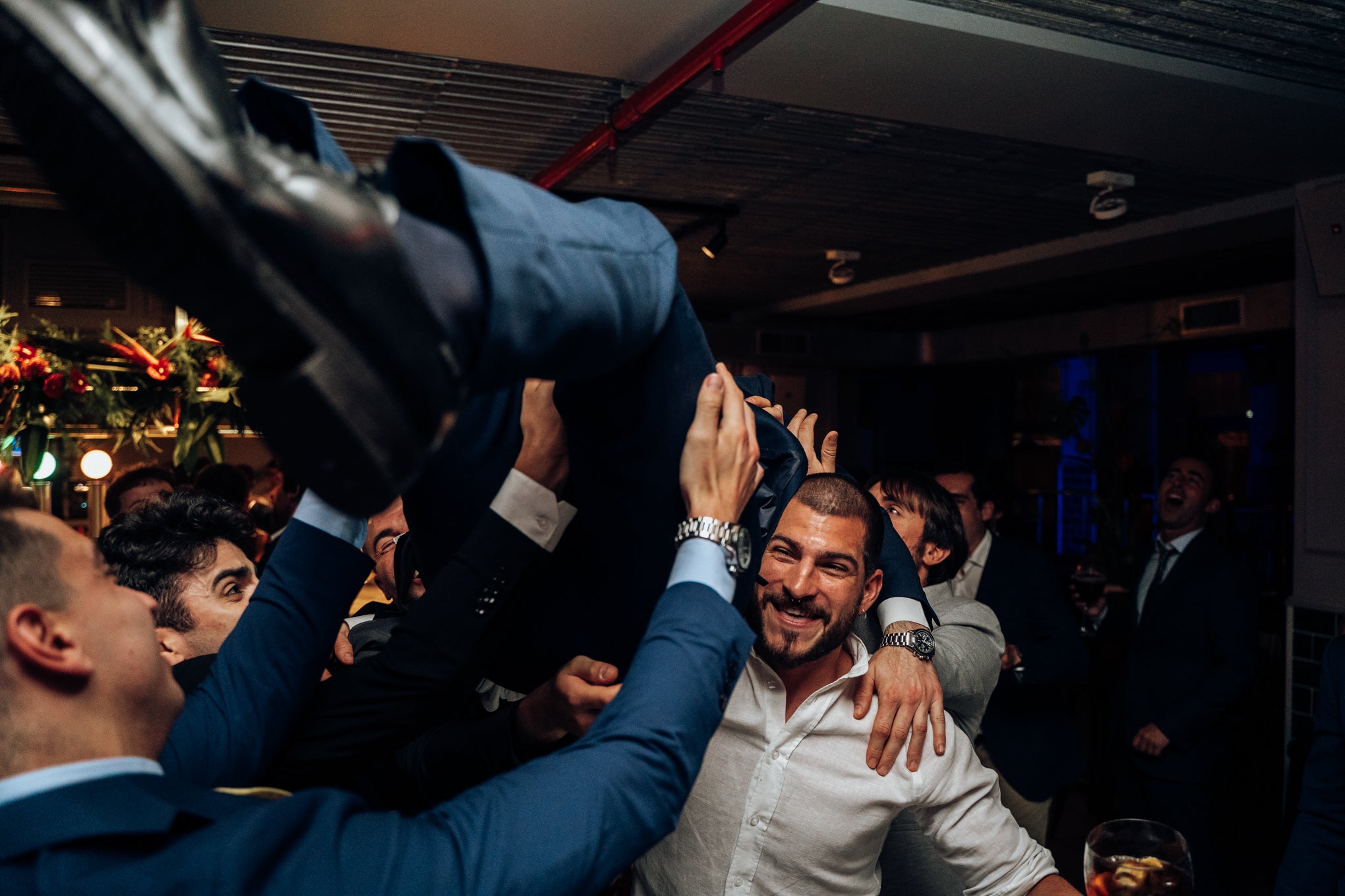 Fotos: La boda de Elisa y Beñat: un vestido de novia de Koopera y el tranvía de Bilbao alquilado para invitados