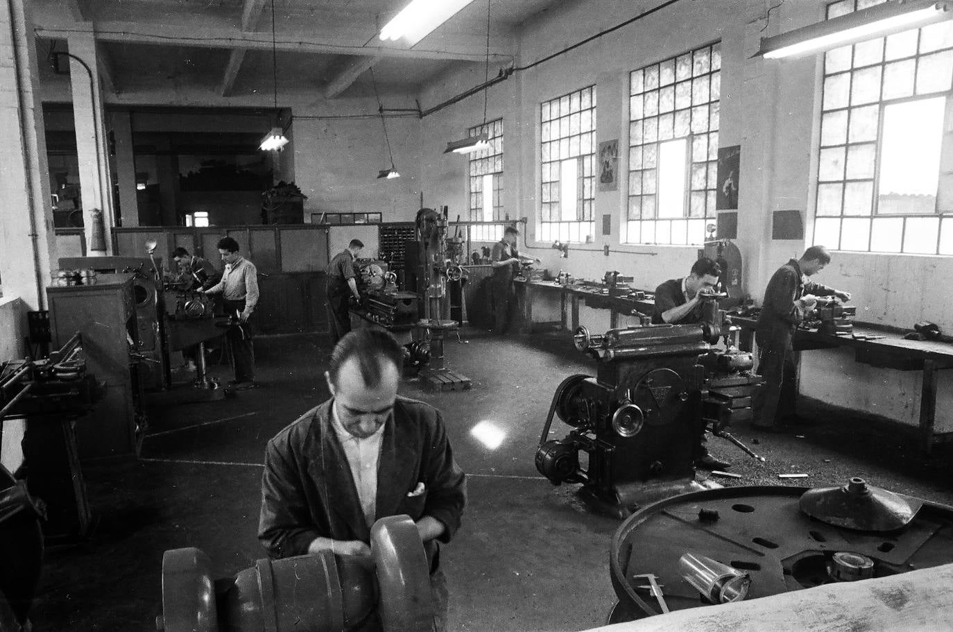 Exteriores e interiores de la fábrica de bicicletas Iriondo. Obreros trabajando.