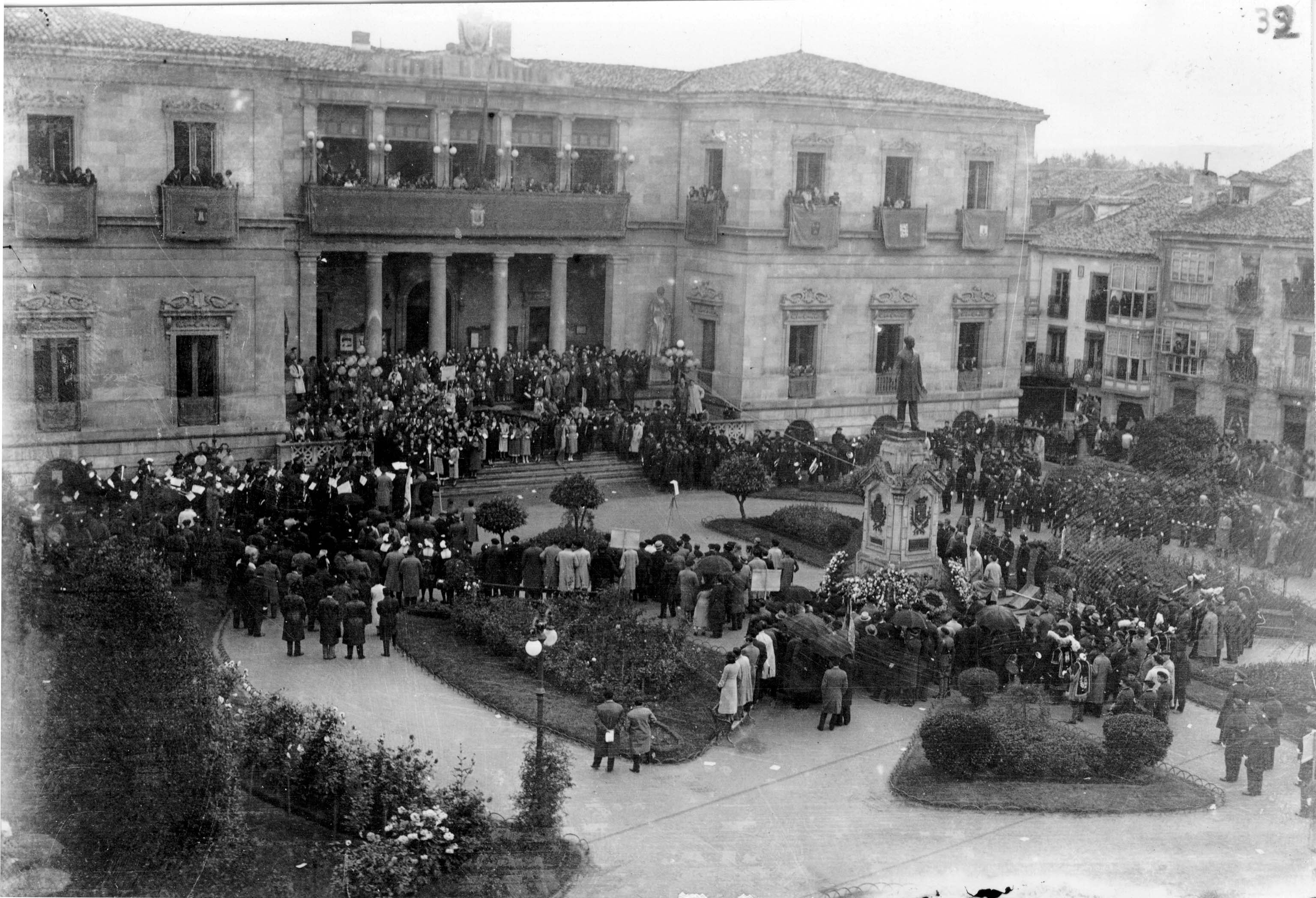 Ofrenda de coronas a Mateo Benigno de Moraza durante el Festival pro-Estatuto Vasco en la plaza de la Provincia, junto al Palacio de la Diputación.