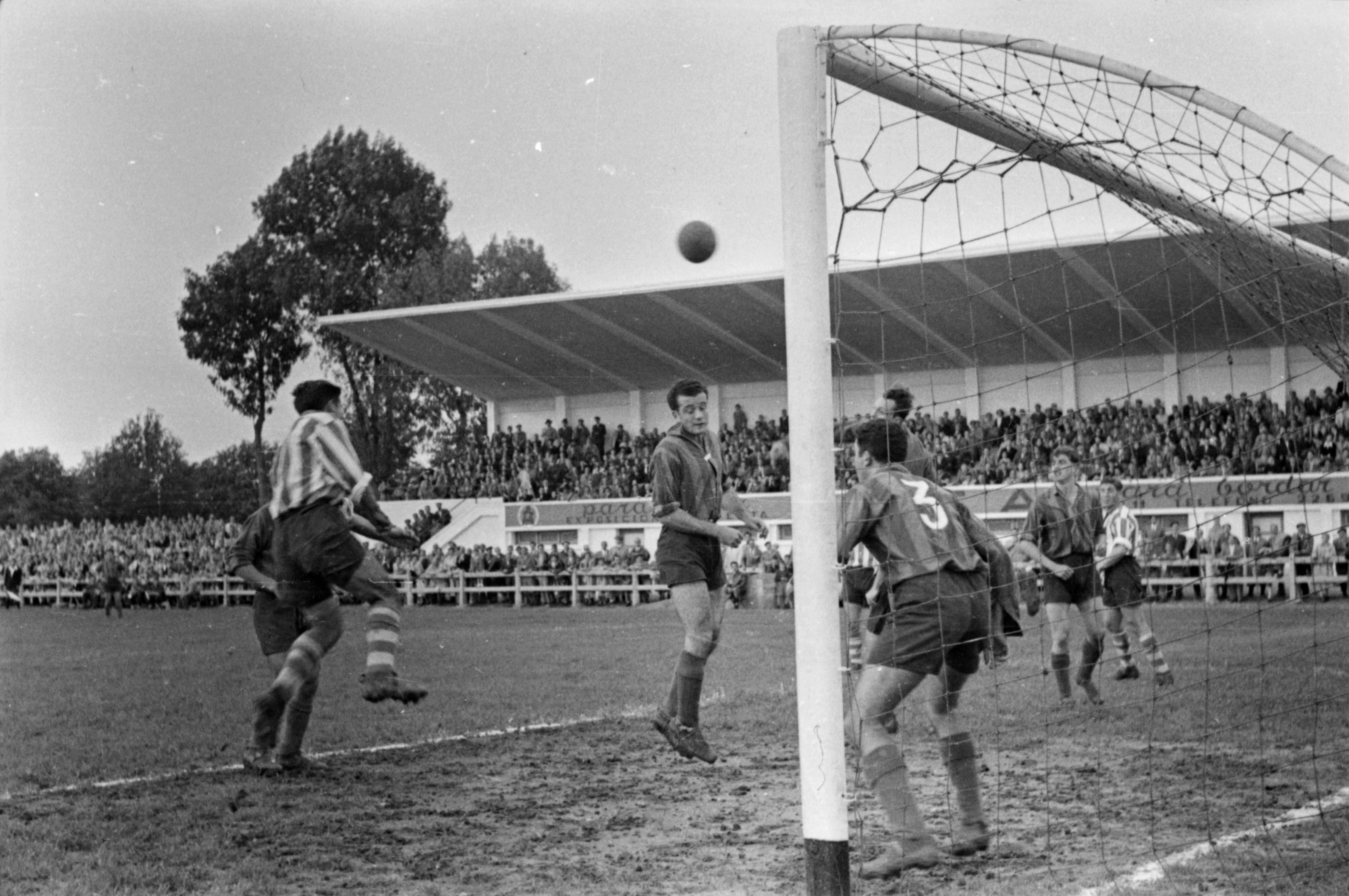Partido de fútbol entre el Deportivo Alavés y otro equipo en el campo de fútbol de Mendizorroza en Vitoria. 
