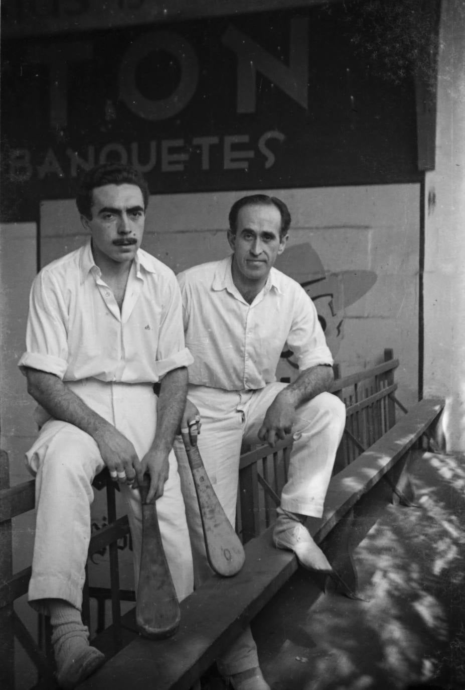 Retratos de dos pelotaris durante un partido de pelota mano en el desaparecido Frontón Vitoriano