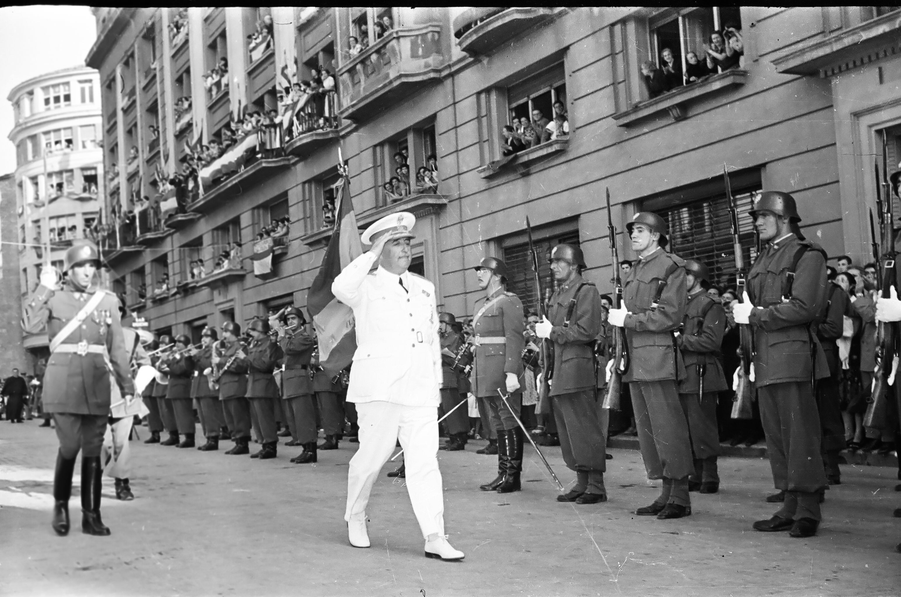 Visita de Francisco Franco para la inauguración del edifico del Gobierno Civil y Palacio de Justicia, en la calle Olaguibel