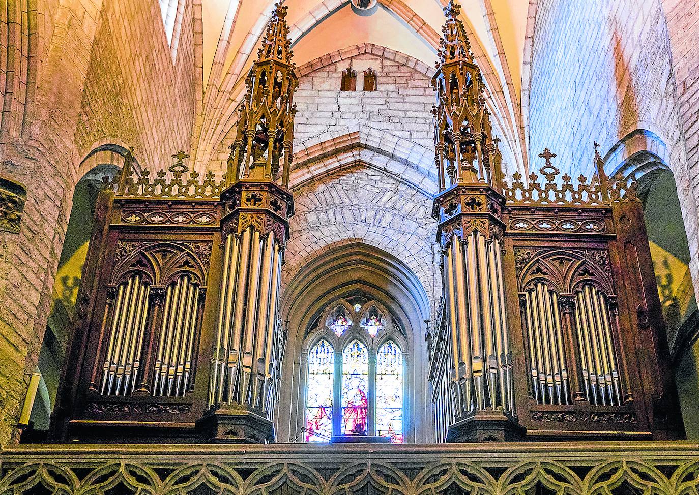 pSan Pedro de Vitoria. Obra de Juan Melcker en 1925. Consta de consola exenta, tres teclados de 61 notas y un pedal de 30.
