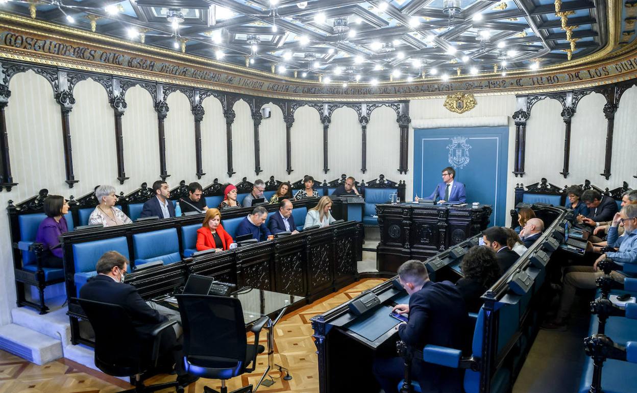 Gobierno y oposición en el Pleno de Política Municipal celebrado ayer en el Ayuntamiento de Vitoria.