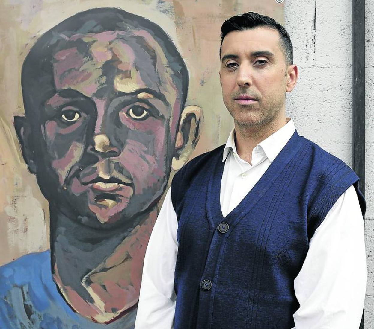 Unai Izquierdo con el retrato del poeta (de María Casanueva). 