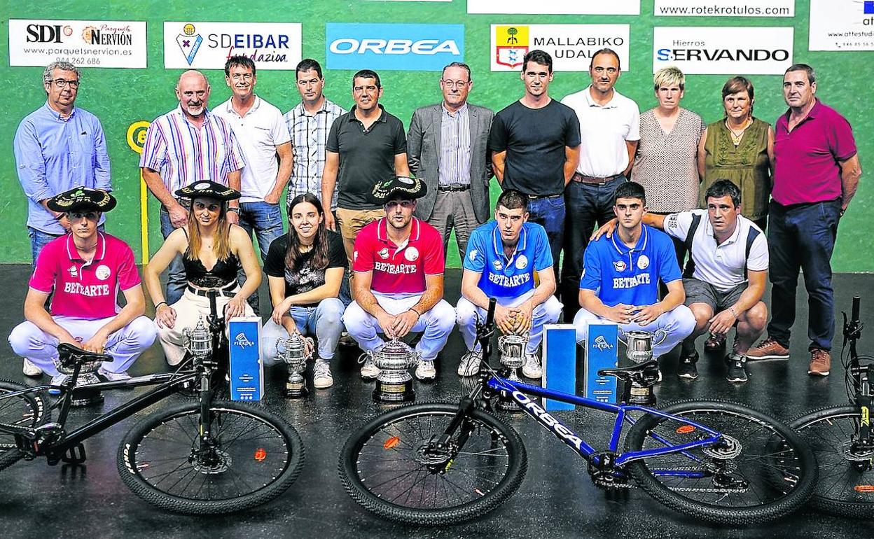 Pelotaris, patrocinadores, representantes institucionales y de las empresas de mano, y organizadores del torneo Biharko Izarrak tras la entrega de premios. 
