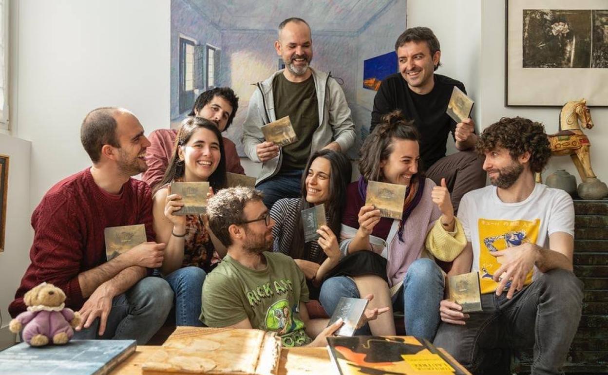 Los miembros de Kuttune sostiene el disco 'Hauxe da' que presentarán en la gira de este verano. 