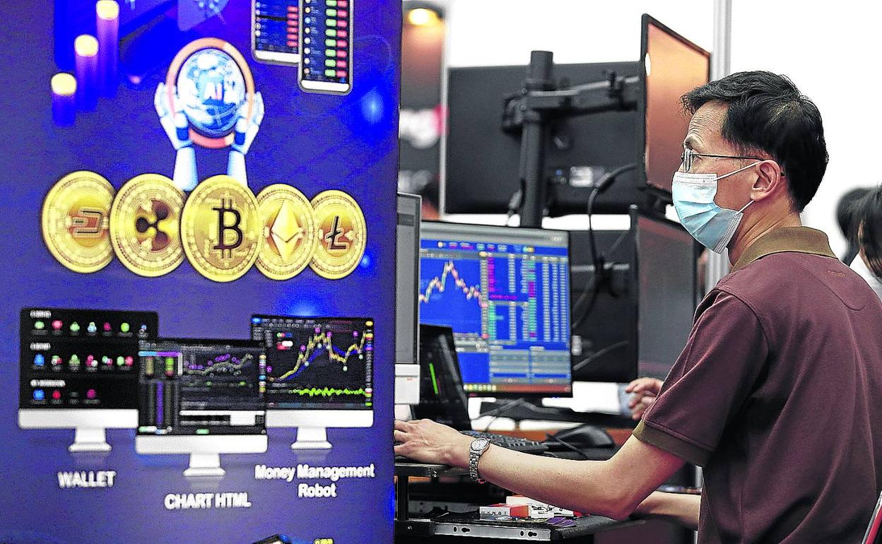 Un visitante asiste a una demostración de intercambio de criptomoneda en una reciente feria sectorial en Tailandia. 