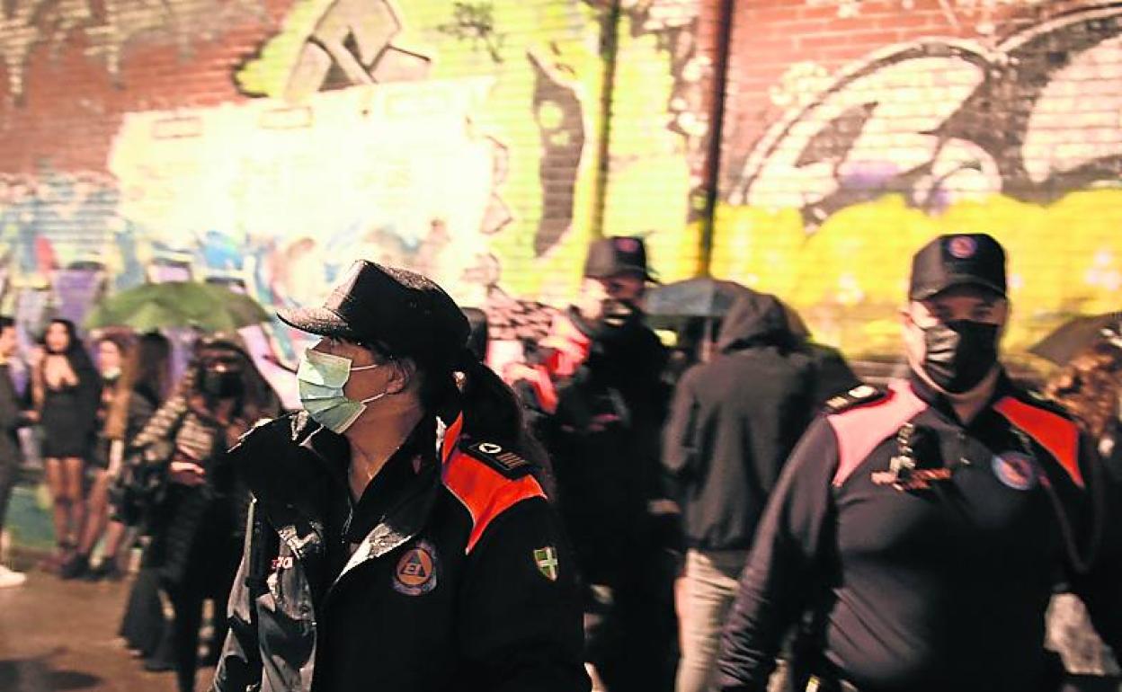 Vigilantes en una zona de concentración de jóvenes. 