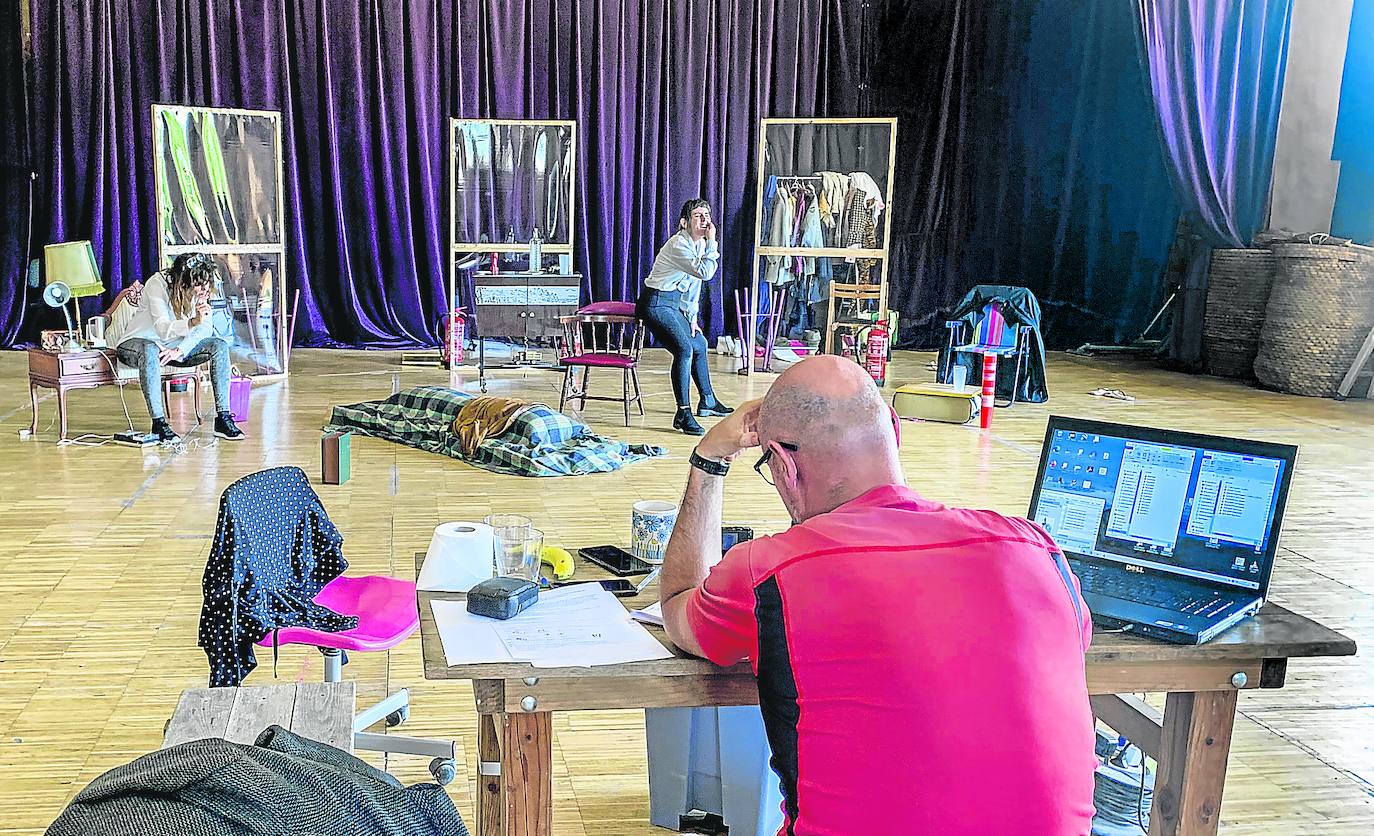 Velez de Mendizabal y Ane Gebara forman la compañía Les Bobe Bobe, cuyos primeros trabajos se han desarrollado en Garaion .