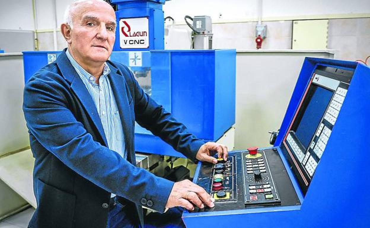 Javier Pozo posa en un aula del campus Egibide-Arriaga un par de días antes de su jubilación. 