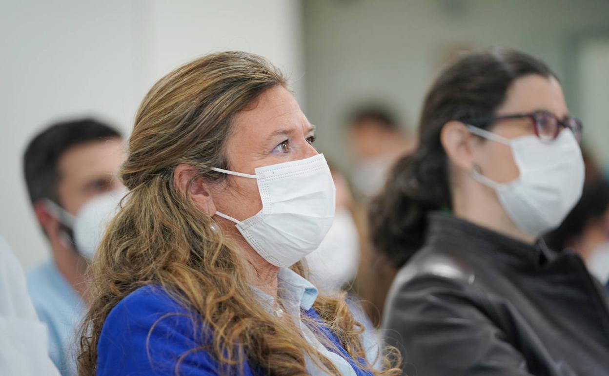 La consejera Gotzone Sagardui junto a la directora general de Osakidetza, Rosa Pérez. 