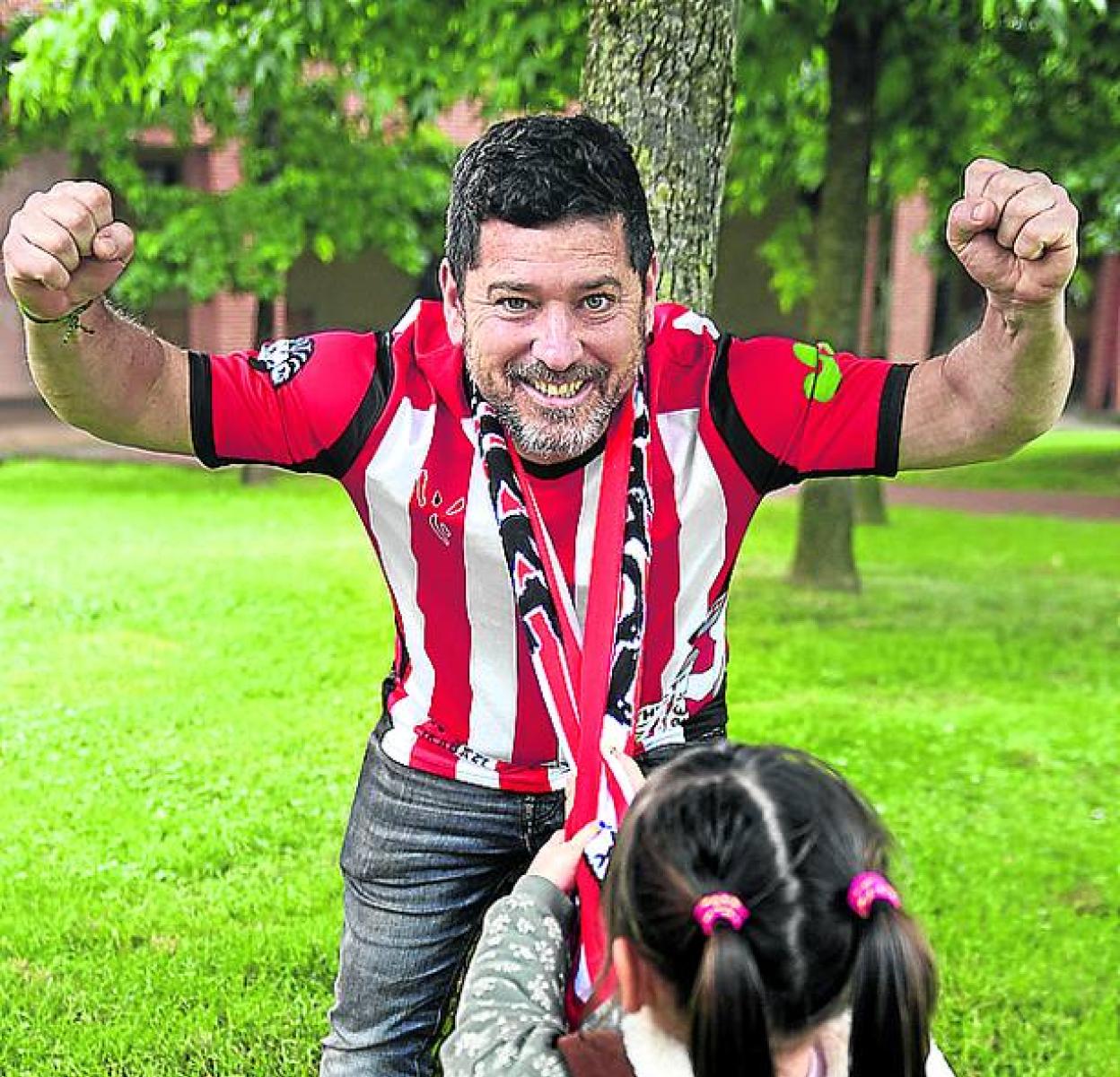 Asier Apraiz juega con su hija en un parque de Galdakao. 