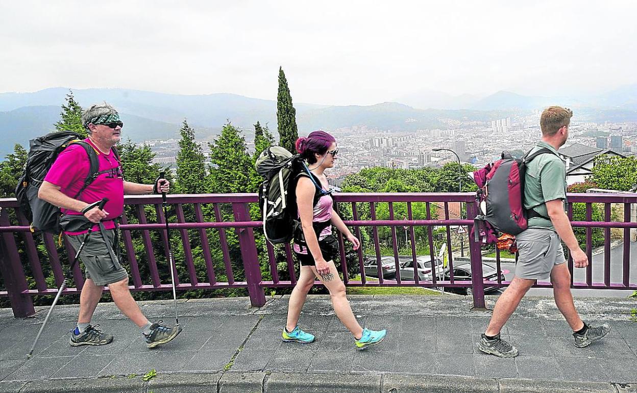 Esta familia de Montana, en Estados Unidos, llegó ayer a Bilbao por el Camino de Santiago.