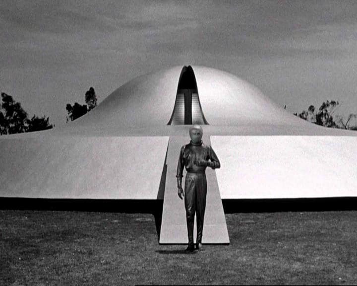 El extraterrestre Klaatu sale de su reluciente platillo volante, aterrizado frente a la Casa Blanca, en la película 'Ultimátum a la Tierra' (1951).