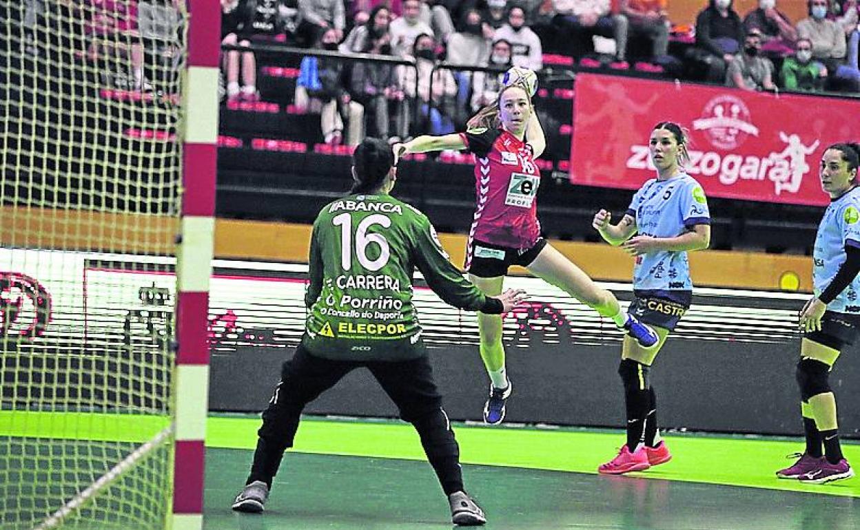 La extremo de ZEV Zuazo lanza a portería en un duelo ante el Porriño. 