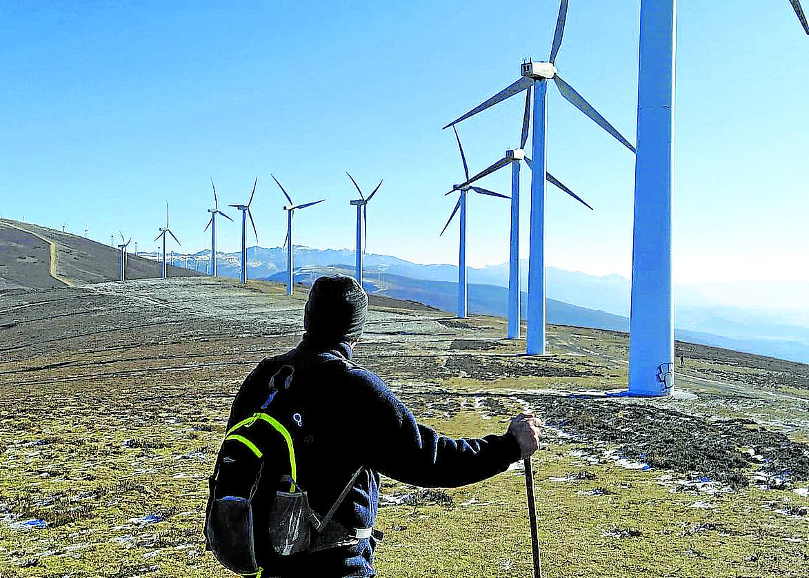 Un montañero junto a los molinos de la Sierra de Elguea.