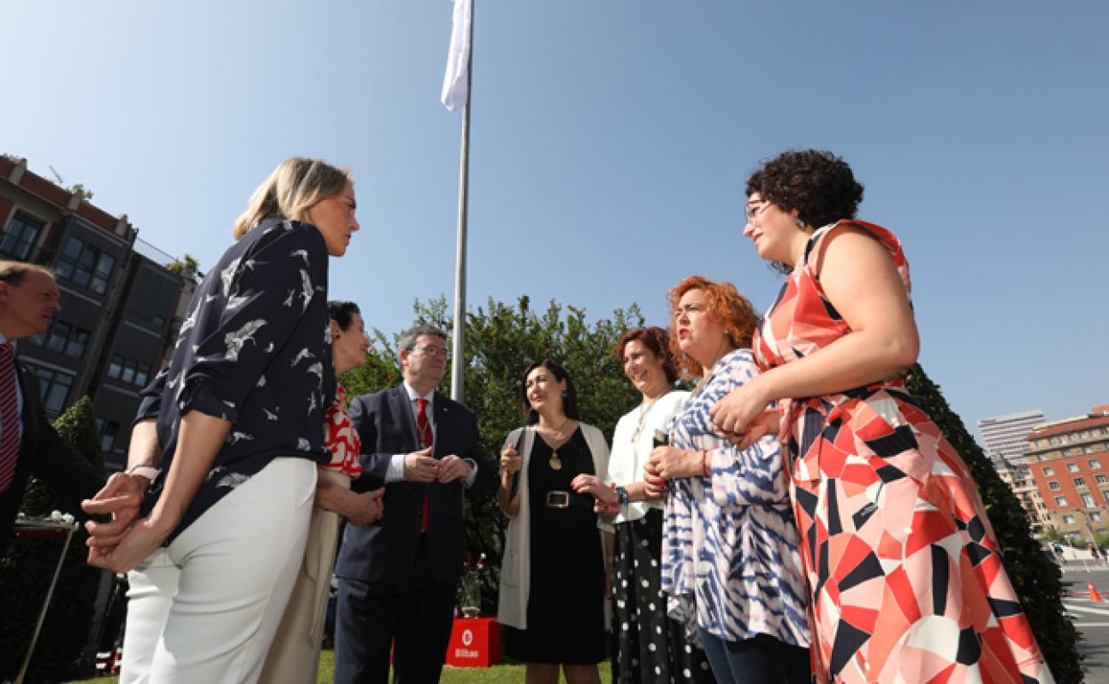El alcalde, junto a las portavoces de los grupos municipales. 