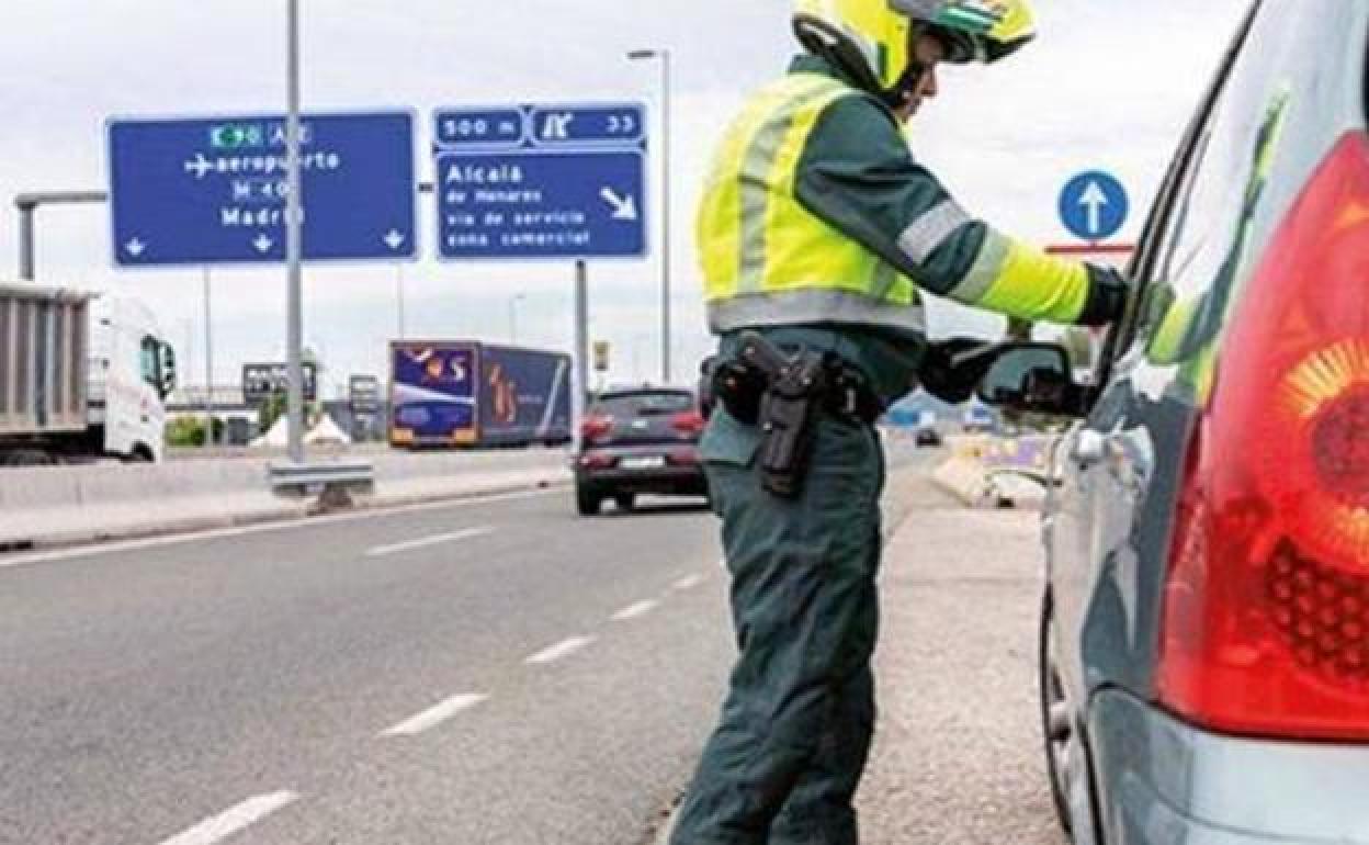 DGT: Multas de tráfico por no llevar estos tres documentos en el coche