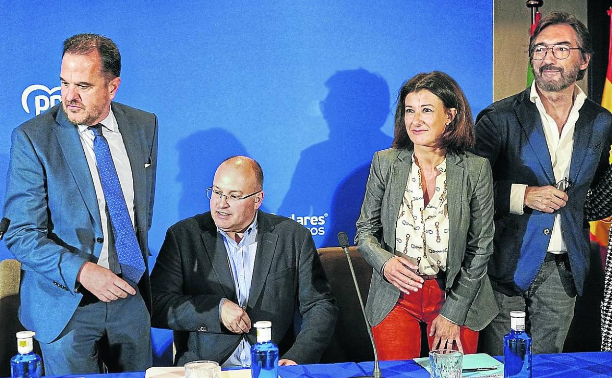 Tellado, 'número cuatro' del PP, flanqueado por Iturgaiz, Garrido y Oyarzábal en su visita a Bilbao. 