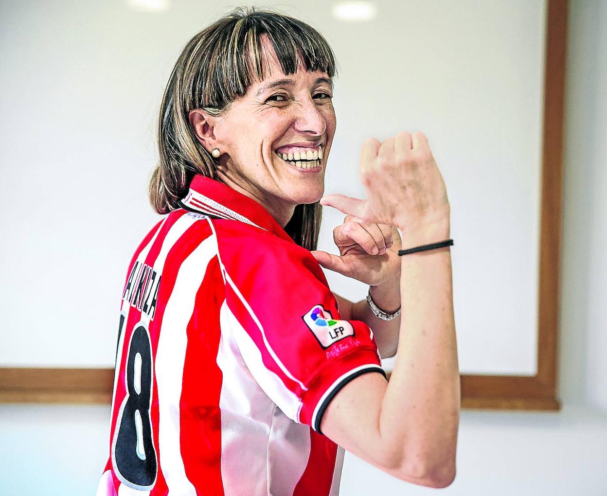 Nerea Ortiz siempre va a San Mamés con la camiseta de Alkiza, su jugador preferido. 