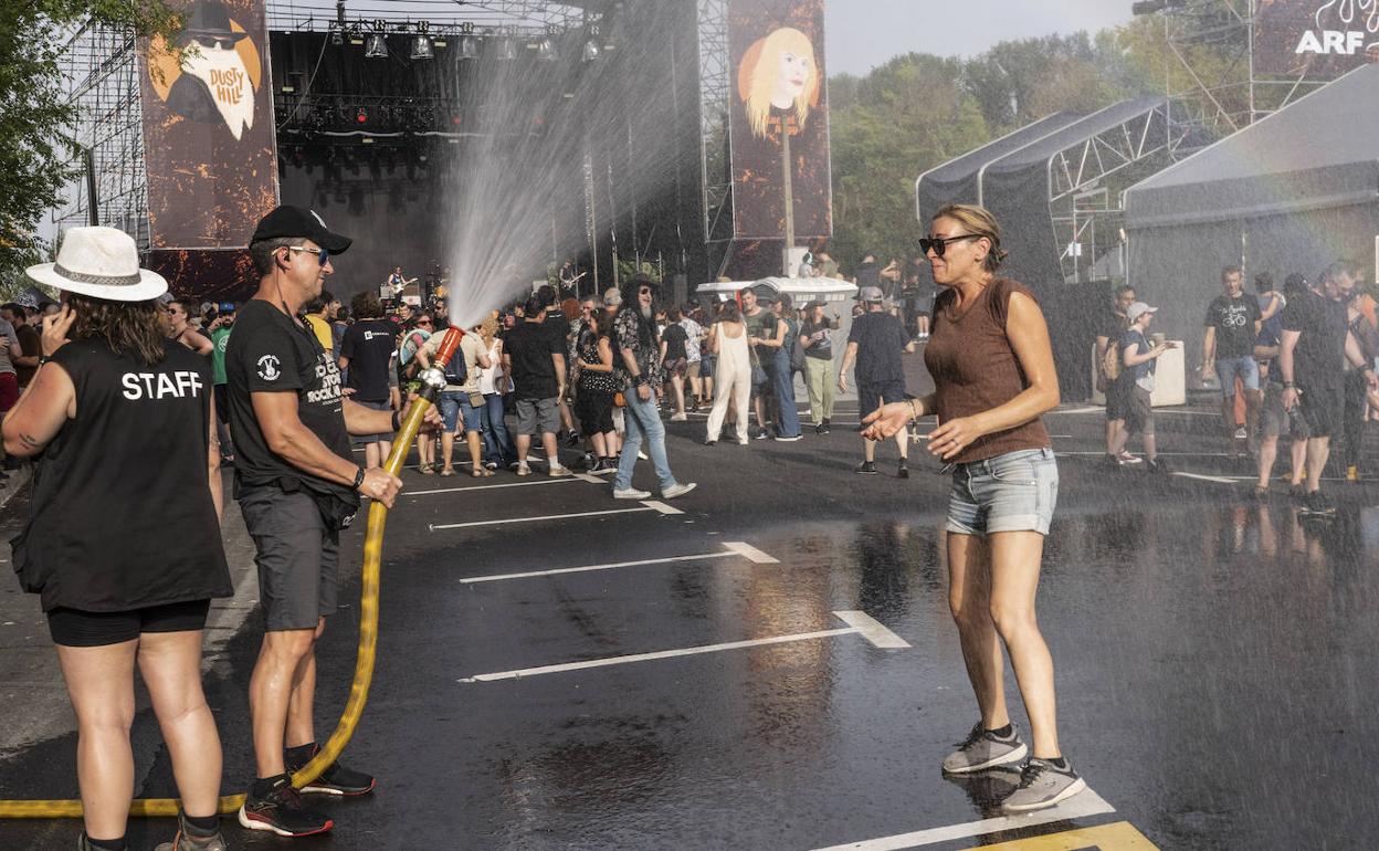 El calor hizo que la gente se apuntara a los manguerazos. 