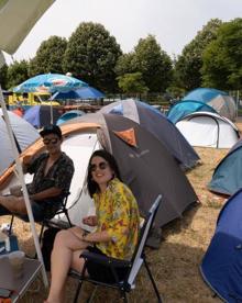 Imagen secundaria 2 - El calor sofocante se ha hecho notar a primera hora de la tarde en el camping del festival. 