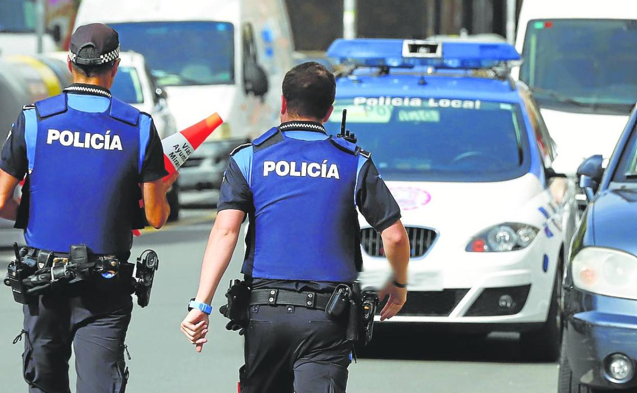 Dos agentes de la Policía Local de servicio en la jornada de ayer. 