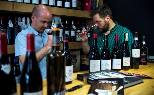 Catando un Hasiera de Enrique Jalón con Javier Iturriaga en la enoteca de Manu Martín.