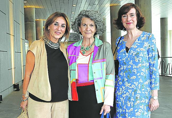 Nerea Lupardo, Izaskun Artetxe y Begoña Anguísola. 