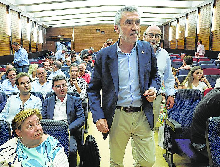 Se dirige a intervenir en el auditorio. 