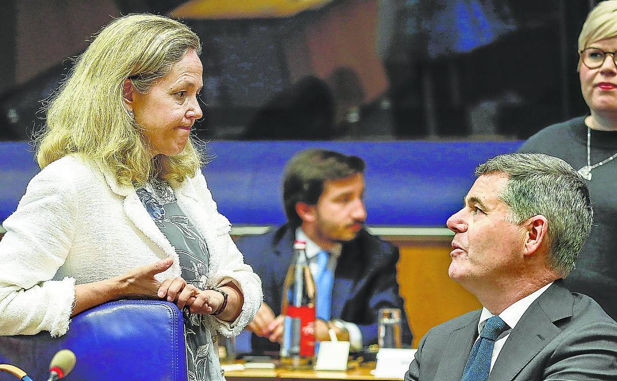 La ministra española de Economía, Nadia Calviño, charla con el presidente del Eurogrupo, Paschal Donohoe, al inicio de la reunión en Luxemburgo. 