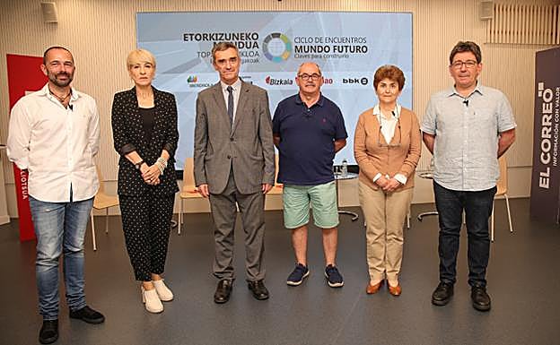 Foto de familia de los participantes en los Encuentros Mundo Futuro, que esta vez abordaron el reto demográfico. De izquierda a derecha Luis López, Adela banderas, Jonan Fernández, Xabier Aierd, Elena Goñi y Joseba Zalakain. 