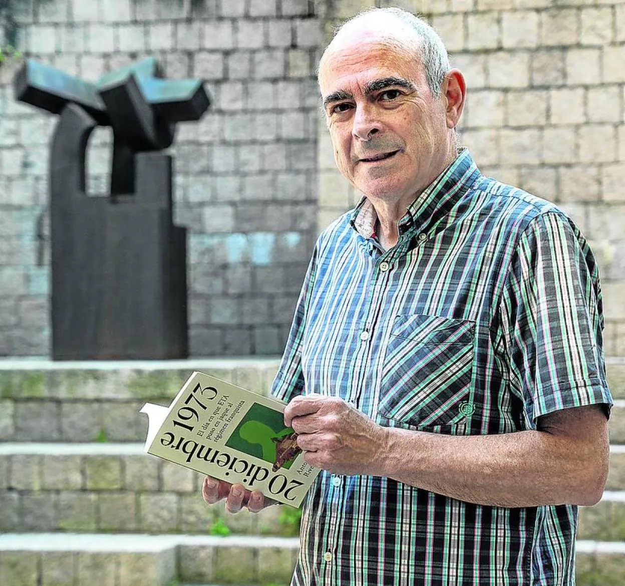 Antonio Rivera, con el libro que ha sido recientemente premiado. 