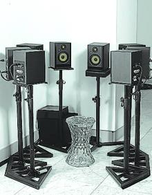 Imagen secundaria 2 - Arriba, 'Era eso', de Sara Berasaluce. Abajo, 'Graffhitecture', de J. A. Arias (izq.) y 'Amar' de Raúl Lomas.