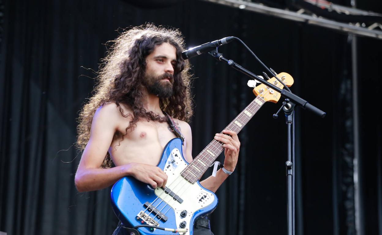 El bajista y vocalista de Wicked Wizzard.