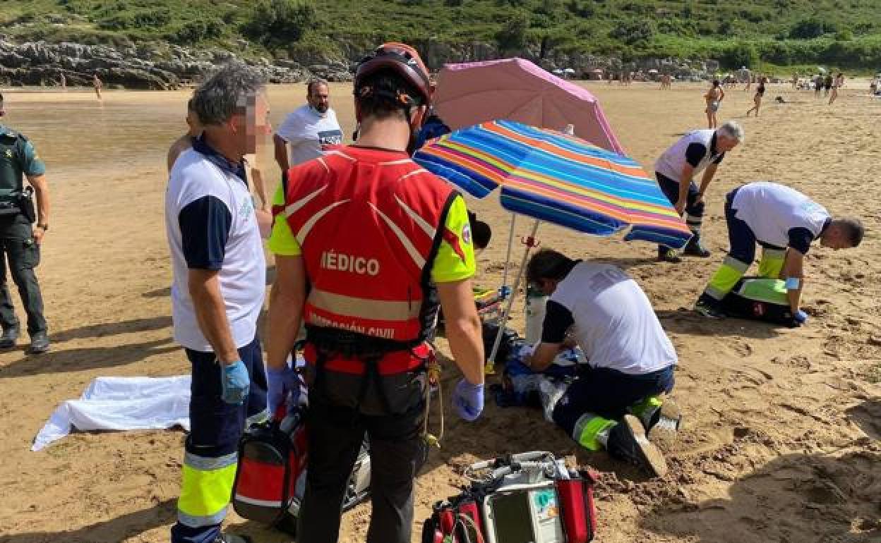 El personal de emergencias este sábado en la playa de Sonabia. 