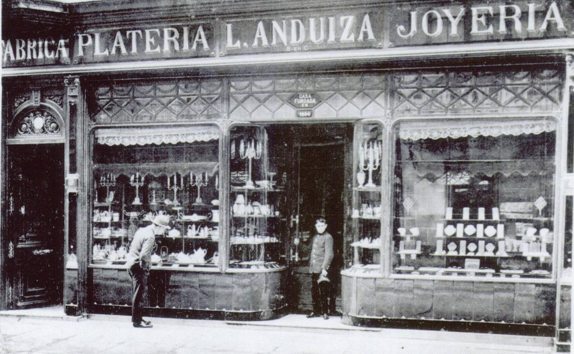 Escaparate de la joyería L. Anduiza, fundada en 1884, situada en la calle Correo 17.