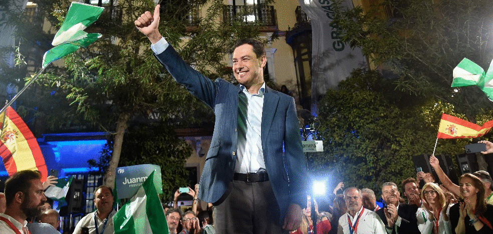 Juanma Moreno, eufórico en su intervención tras el resultado histórico del PP en Andalucía. 